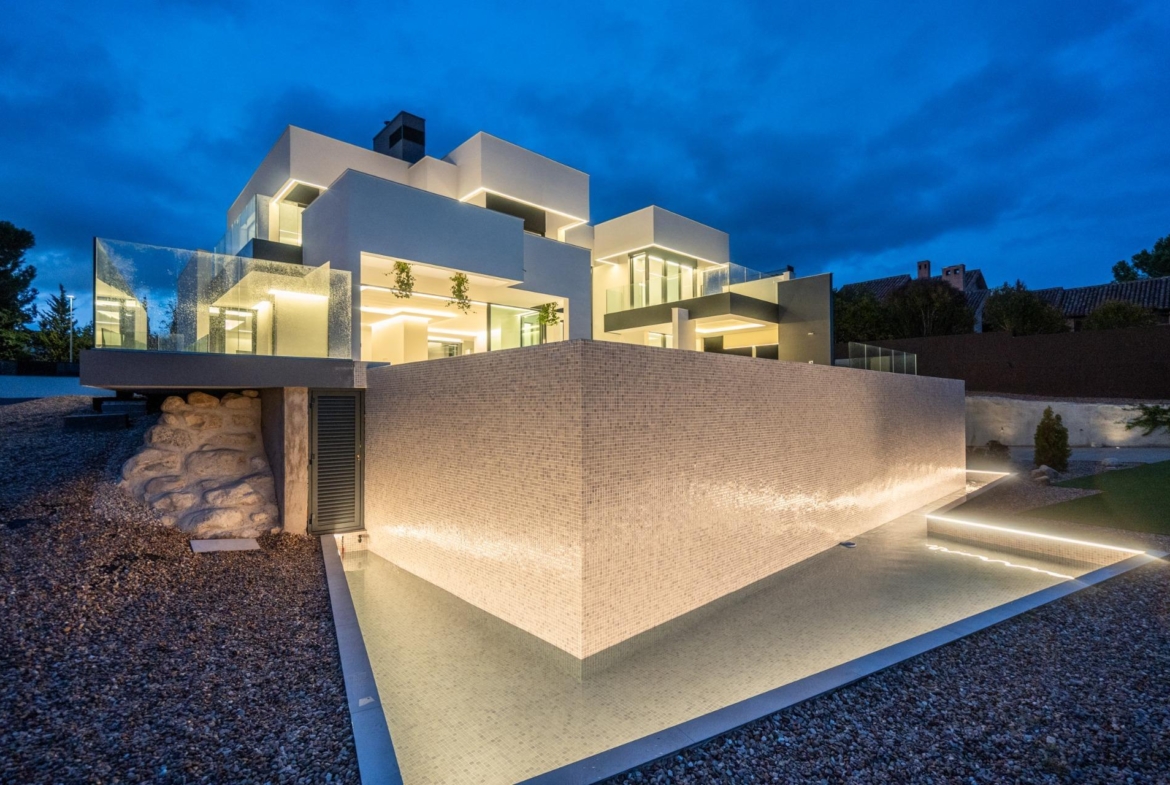 ^**^MAGNÍFICO CHALET INDEPENDIENTE DE LUJO EN LA ZONA MÁS EXCLUSIVA DE LAS ROZAS – CLUB DE GOLF^**^  Exclusiva vivienda de lujo totalmente a estrenar, situada en una de las zonas más prestigiosas