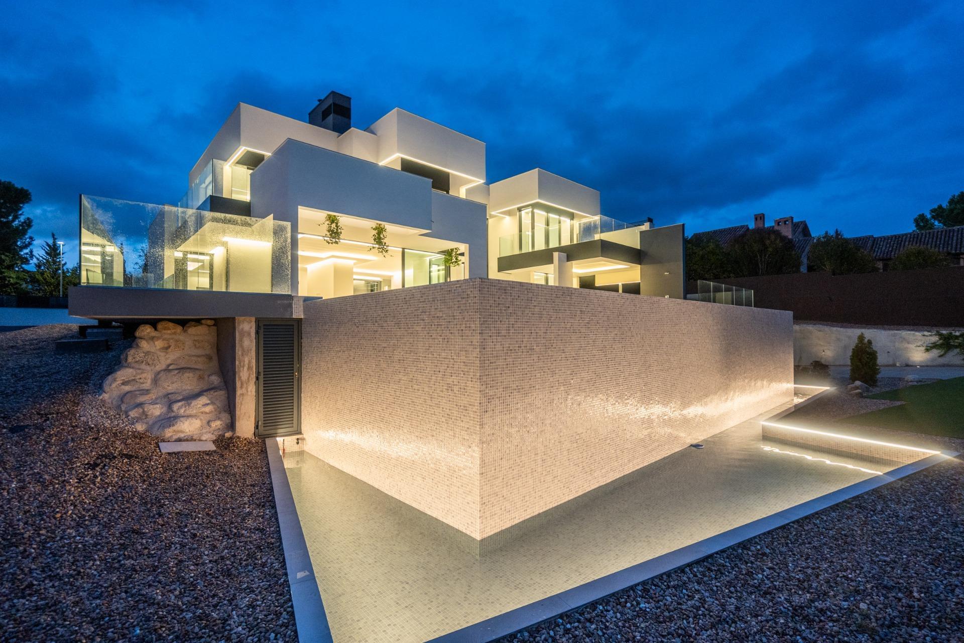 33-64 ^**^MAGNÍFICO CHALET INDEPENDIENTE DE LUJO EN LA ZONA MÁS EXCLUSIVA DE LAS ROZAS – CLUB DE GOLF^**^ Exclusiva vivienda de lujo totalmente a estrenar, situada en una de las zonas más prestigiosas