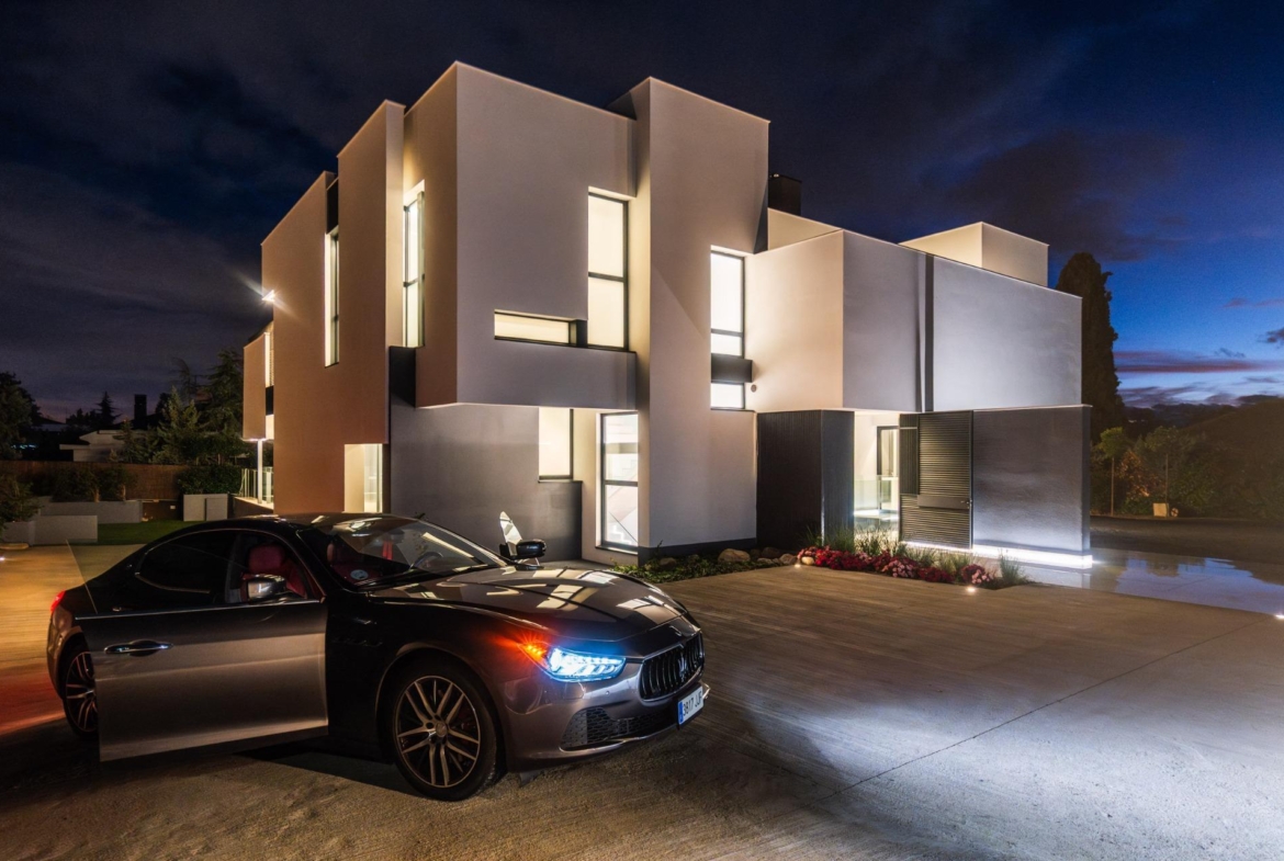 ^**^MAGNÍFICO CHALET INDEPENDIENTE DE LUJO EN LA ZONA MÁS EXCLUSIVA DE LAS ROZAS – CLUB DE GOLF^**^  Exclusiva vivienda de lujo totalmente a estrenar, situada en una de las zonas más prestigiosas
