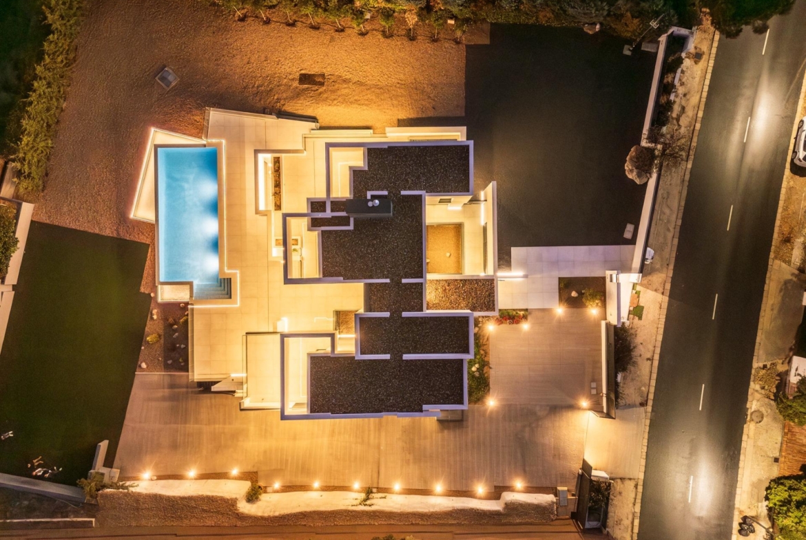 ^**^MAGNÍFICO CHALET INDEPENDIENTE DE LUJO EN LA ZONA MÁS EXCLUSIVA DE LAS ROZAS – CLUB DE GOLF^**^  Exclusiva vivienda de lujo totalmente a estrenar, situada en una de las zonas más prestigiosas