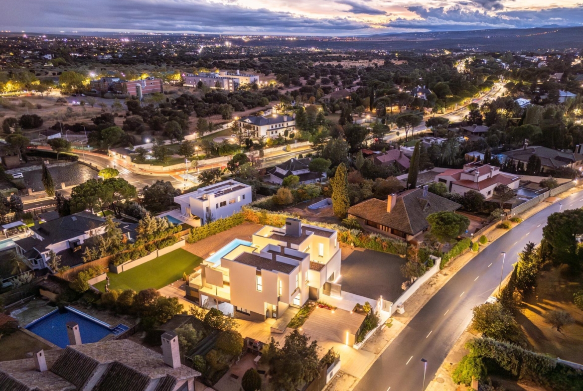 ^**^MAGNÍFICO CHALET INDEPENDIENTE DE LUJO EN LA ZONA MÁS EXCLUSIVA DE LAS ROZAS – CLUB DE GOLF^**^  Exclusiva vivienda de lujo totalmente a estrenar, situada en una de las zonas más prestigiosas