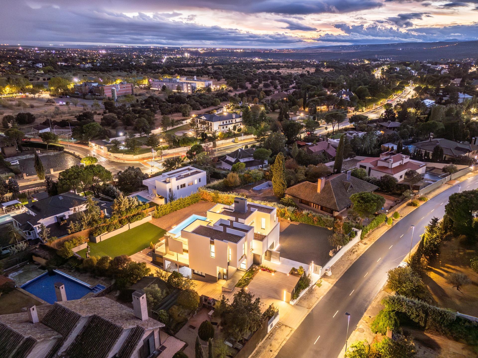 33-69 ^**^MAGNÍFICO CHALET INDEPENDIENTE DE LUJO EN LA ZONA MÁS EXCLUSIVA DE LAS ROZAS – CLUB DE GOLF^**^ Exclusiva vivienda de lujo totalmente a estrenar, situada en una de las zonas más prestigiosas