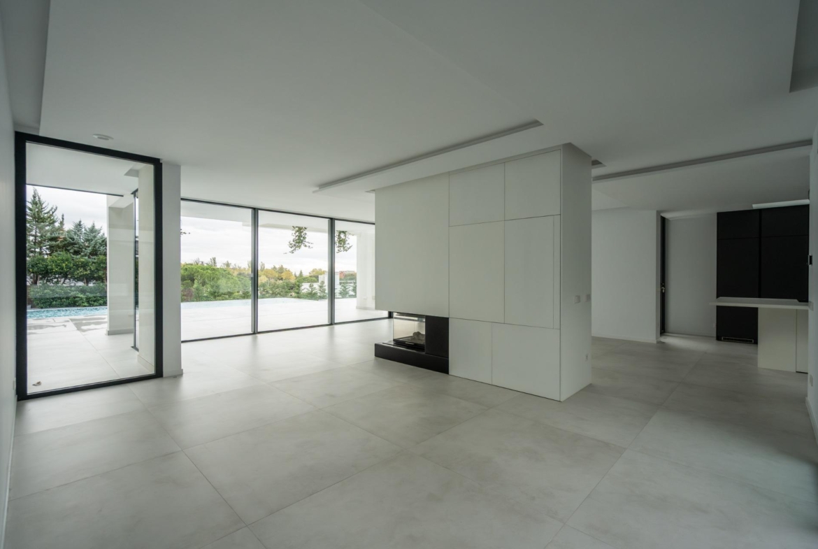 ^**^MAGNÍFICO CHALET INDEPENDIENTE DE LUJO EN LA ZONA MÁS EXCLUSIVA DE LAS ROZAS – CLUB DE GOLF^**^  Exclusiva vivienda de lujo totalmente a estrenar, situada en una de las zonas más prestigiosas