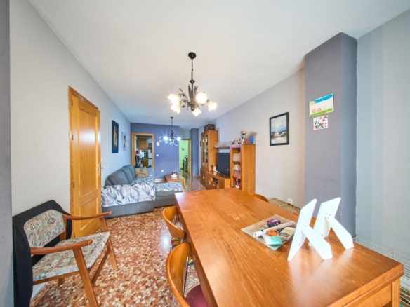 ENCANTADOR PISO DE 2 DORMITORIOS COCHERA Y TRASTERO EN HÍJAR 139.900 €
