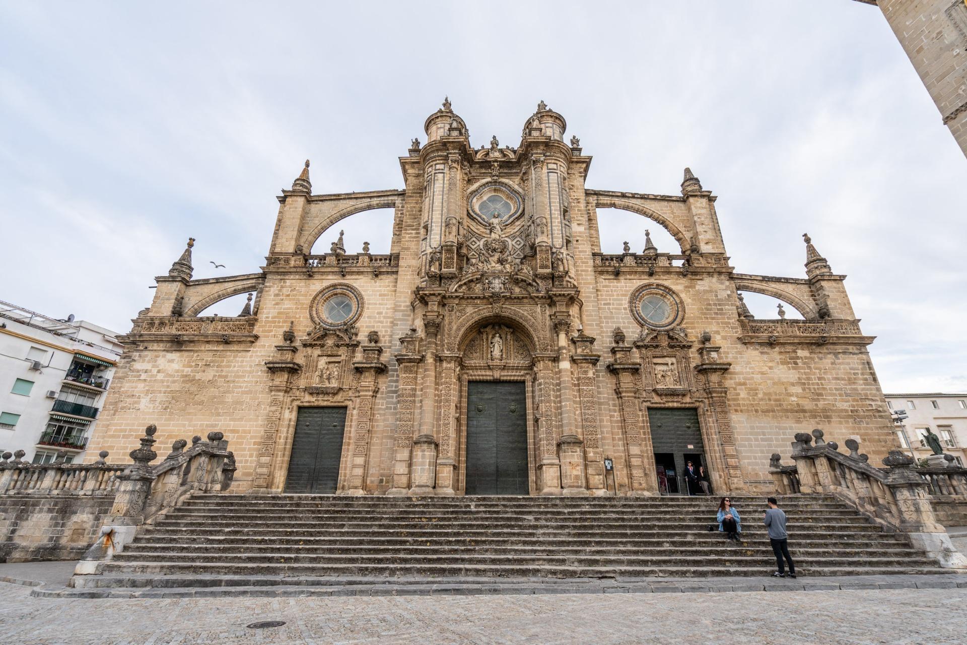 32-1 ^**^ESPECTACULAR CASA PALACIO HISTÓRICA EN EL CORAZÓN DE JEREZ^**^ En pleno corazón histórico de Jerez de la Frontera se presenta esta magnífica casa palacio levantada a finales del siglo XIX. Si