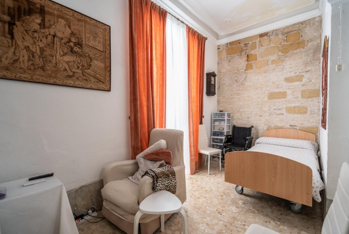 ^**^ESPECTACULAR CASA PALACIO HISTÓRICA EN EL CORAZÓN DE JEREZ^**^ En pleno corazón histórico de Jerez de la Frontera se presenta esta magnífica casa palacio levantada a finales del siglo XIX. Si