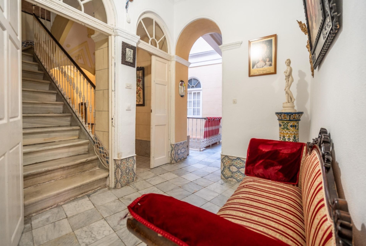 ^**^ESPECTACULAR CASA PALACIO HISTÓRICA EN EL CORAZÓN DE JEREZ^**^ En pleno corazón histórico de Jerez de la Frontera se presenta esta magnífica casa palacio levantada a finales del siglo XIX. Si