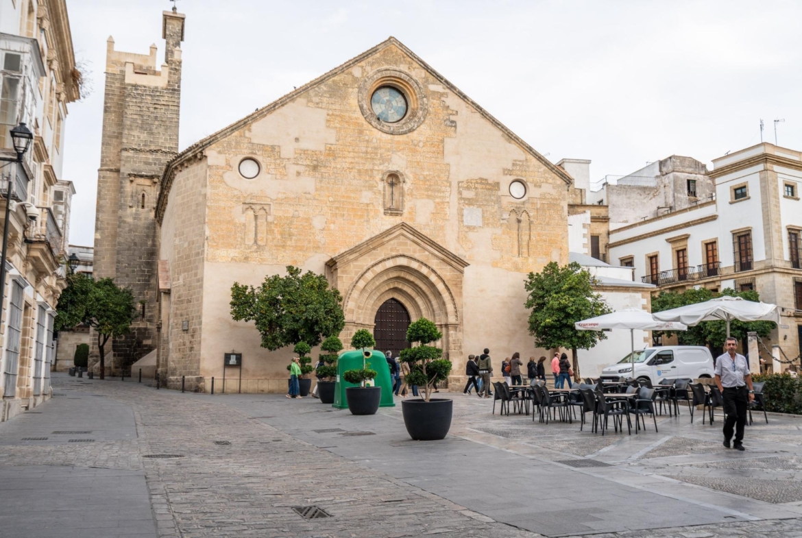 ^**^ESPECTACULAR CASA PALACIO HISTÓRICA EN EL CORAZÓN DE JEREZ^**^ En pleno corazón histórico de Jerez de la Frontera se presenta esta magnífica casa palacio levantada a finales del siglo XIX. Si