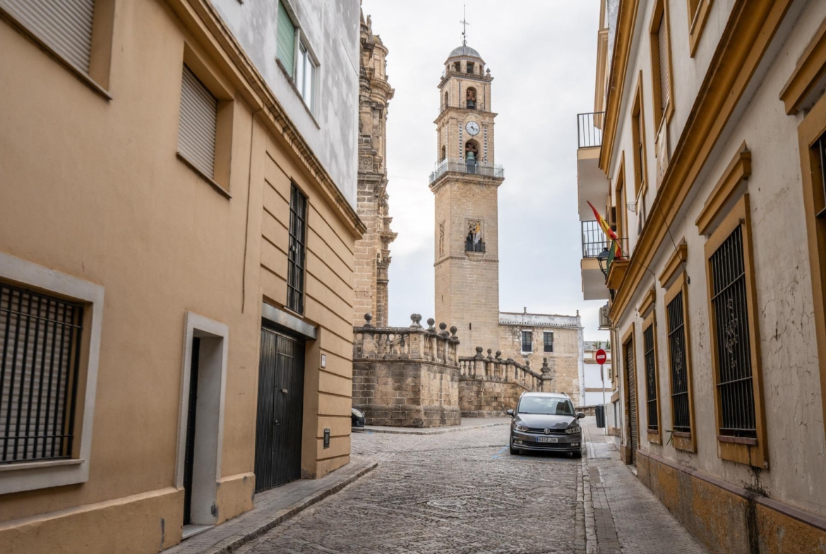 ^**^ESPECTACULAR CASA PALACIO HISTÓRICA EN EL CORAZÓN DE JEREZ^**^ En pleno corazón histórico de Jerez de la Frontera se presenta esta magnífica casa palacio levantada a finales del siglo XIX. Si