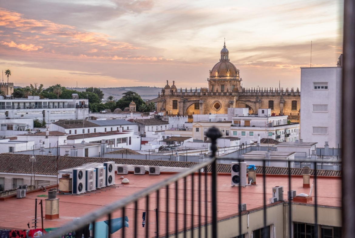 ^**^ESPECTACULAR CASA PALACIO HISTÓRICA EN EL CORAZÓN DE JEREZ^**^ En pleno corazón histórico de Jerez de la Frontera se presenta esta magnífica casa palacio levantada a finales del siglo XIX. Si
