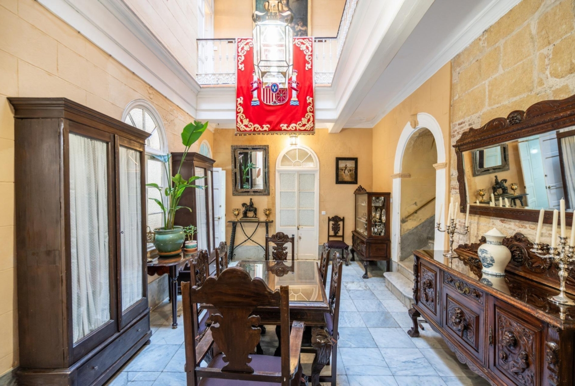 ^**^ESPECTACULAR CASA PALACIO HISTÓRICA EN EL CORAZÓN DE JEREZ^**^ En pleno corazón histórico de Jerez de la Frontera se presenta esta magnífica casa palacio levantada a finales del siglo XIX. Si