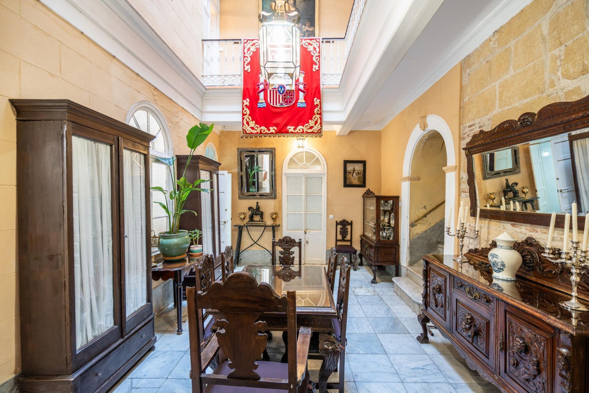 32-21 ^**^ESPECTACULAR CASA PALACIO HISTÓRICA EN EL CORAZÓN DE JEREZ^**^ En pleno corazón histórico de Jerez de la Frontera se presenta esta magnífica casa palacio levantada a finales del siglo XIX. Si
