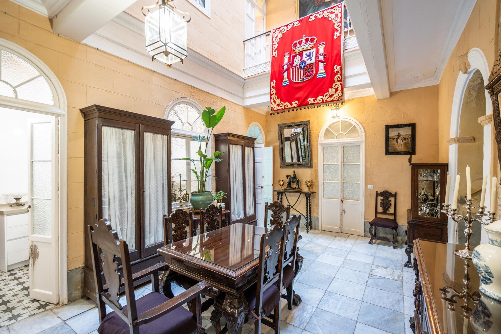 32-22 ^**^ESPECTACULAR CASA PALACIO HISTÓRICA EN EL CORAZÓN DE JEREZ^**^ En pleno corazón histórico de Jerez de la Frontera se presenta esta magnífica casa palacio levantada a finales del siglo XIX. Si