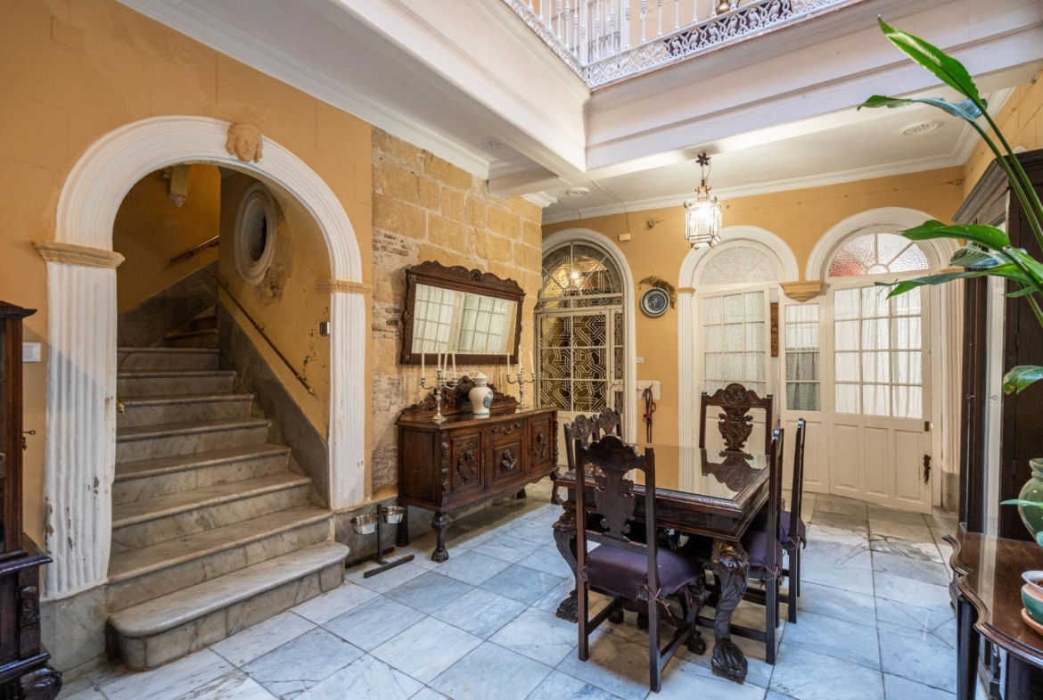 ^**^ESPECTACULAR CASA PALACIO HISTÓRICA EN EL CORAZÓN DE JEREZ^**^ En pleno corazón histórico de Jerez de la Frontera se presenta esta magnífica casa palacio levantada a finales del siglo XIX. Si