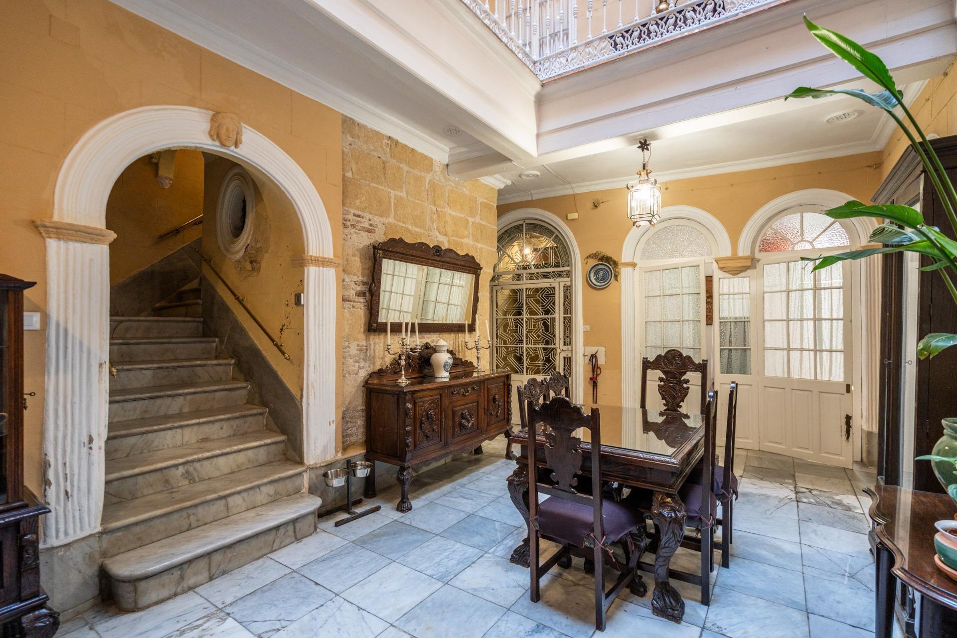 32-23 ^**^ESPECTACULAR CASA PALACIO HISTÓRICA EN EL CORAZÓN DE JEREZ^**^ En pleno corazón histórico de Jerez de la Frontera se presenta esta magnífica casa palacio levantada a finales del siglo XIX. Si