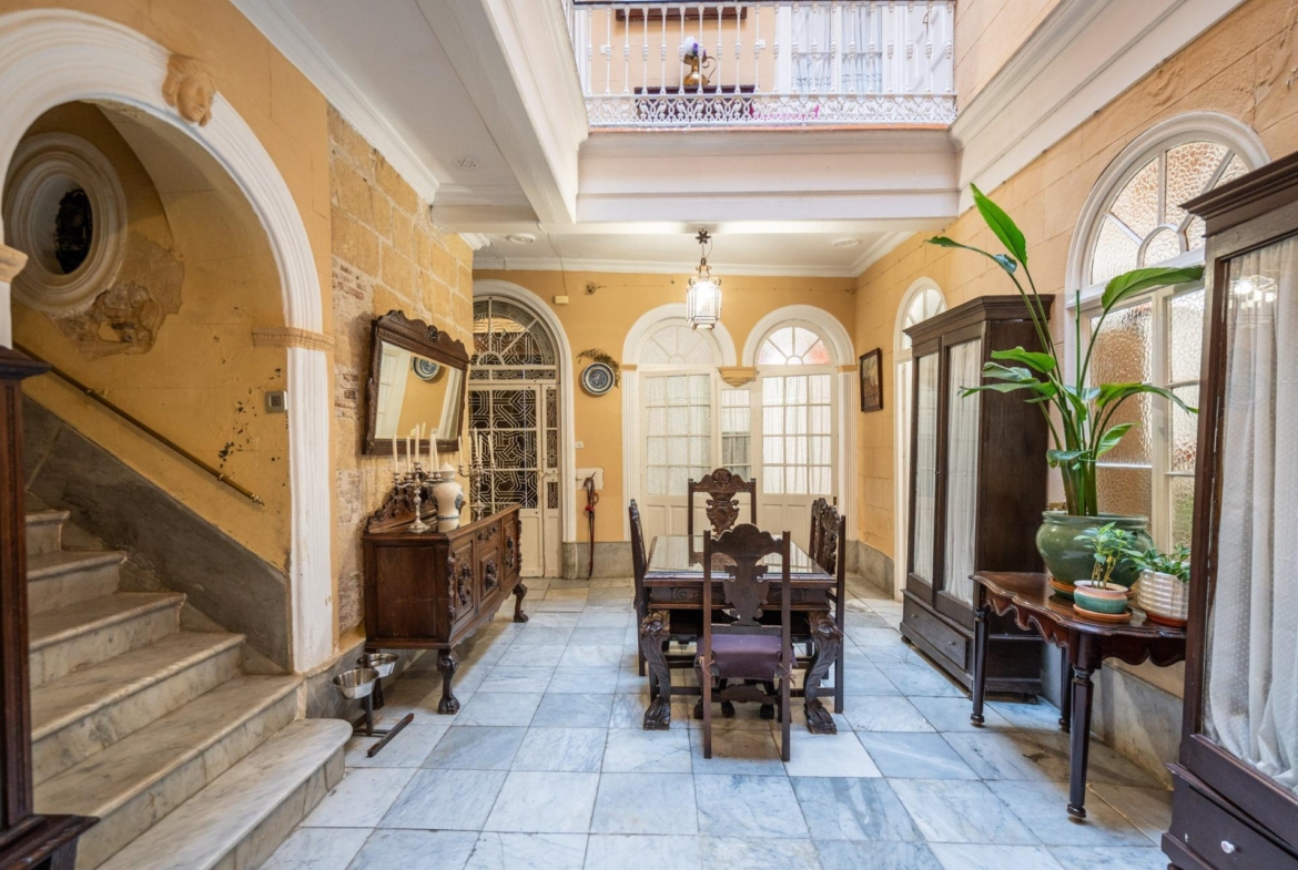 ^**^ESPECTACULAR CASA PALACIO HISTÓRICA EN EL CORAZÓN DE JEREZ^**^ En pleno corazón histórico de Jerez de la Frontera se presenta esta magnífica casa palacio levantada a finales del siglo XIX. Si