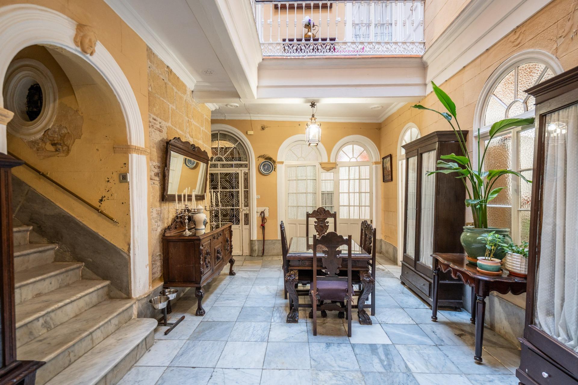 32-24 ^**^ESPECTACULAR CASA PALACIO HISTÓRICA EN EL CORAZÓN DE JEREZ^**^ En pleno corazón histórico de Jerez de la Frontera se presenta esta magnífica casa palacio levantada a finales del siglo XIX. Si