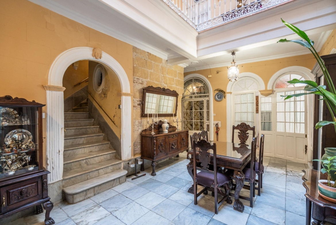 ^**^ESPECTACULAR CASA PALACIO HISTÓRICA EN EL CORAZÓN DE JEREZ^**^ En pleno corazón histórico de Jerez de la Frontera se presenta esta magnífica casa palacio levantada a finales del siglo XIX. Si