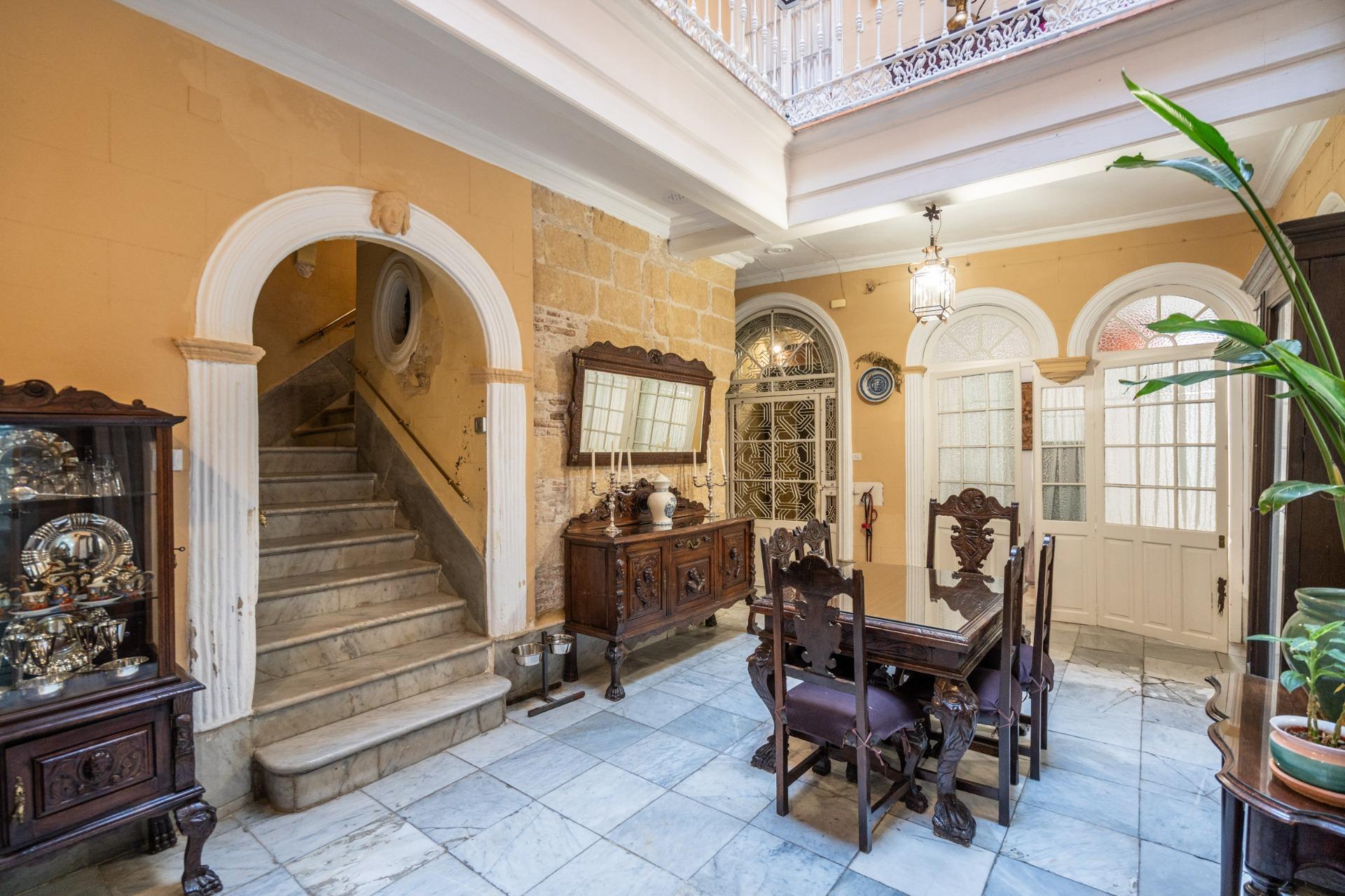 32-25 ^**^ESPECTACULAR CASA PALACIO HISTÓRICA EN EL CORAZÓN DE JEREZ^**^ En pleno corazón histórico de Jerez de la Frontera se presenta esta magnífica casa palacio levantada a finales del siglo XIX. Si