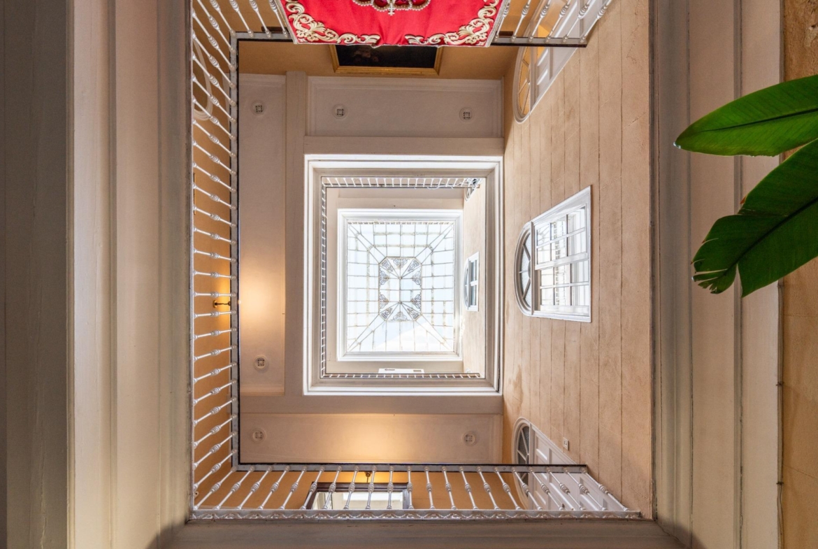 ^**^ESPECTACULAR CASA PALACIO HISTÓRICA EN EL CORAZÓN DE JEREZ^**^ En pleno corazón histórico de Jerez de la Frontera se presenta esta magnífica casa palacio levantada a finales del siglo XIX. Si