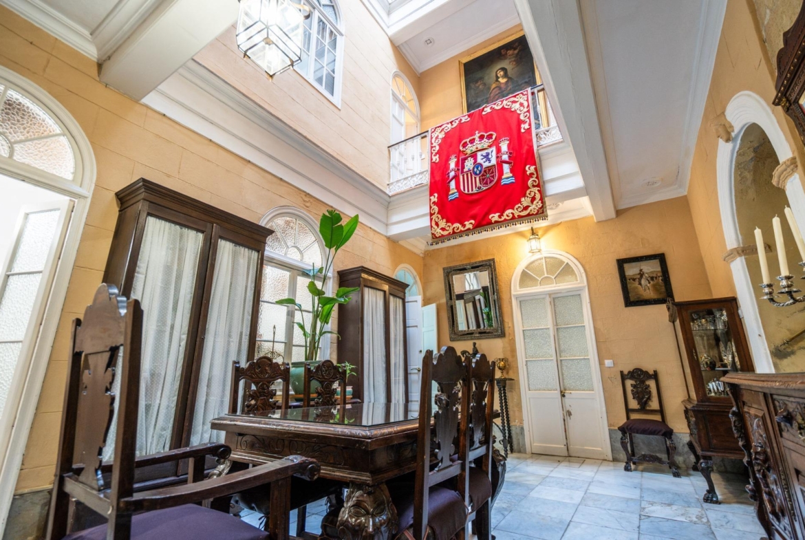 ^**^ESPECTACULAR CASA PALACIO HISTÓRICA EN EL CORAZÓN DE JEREZ^**^ En pleno corazón histórico de Jerez de la Frontera se presenta esta magnífica casa palacio levantada a finales del siglo XIX. Si