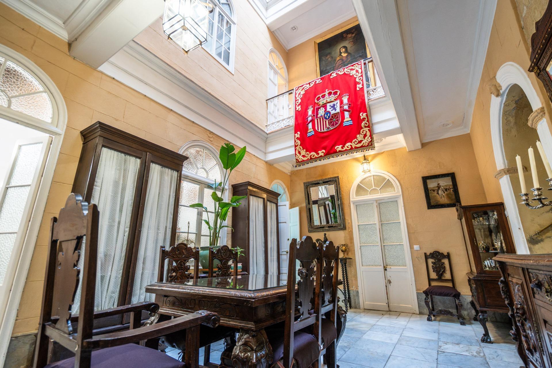 32-3 ^**^ESPECTACULAR CASA PALACIO HISTÓRICA EN EL CORAZÓN DE JEREZ^**^ En pleno corazón histórico de Jerez de la Frontera se presenta esta magnífica casa palacio levantada a finales del siglo XIX. Si
