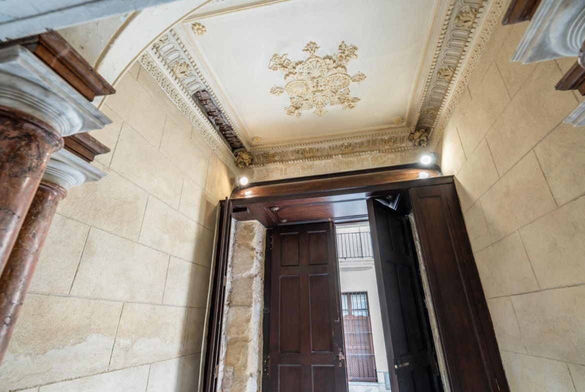 ^**^ESPECTACULAR CASA PALACIO HISTÓRICA EN EL CORAZÓN DE JEREZ^**^ En pleno corazón histórico de Jerez de la Frontera se presenta esta magnífica casa palacio levantada a finales del siglo XIX. Si