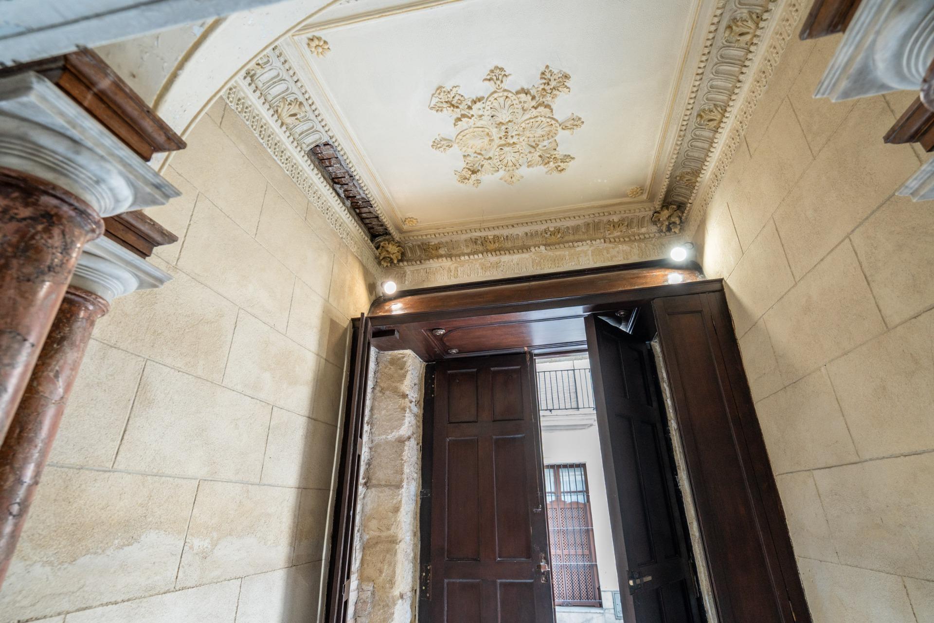 32-30 ^**^ESPECTACULAR CASA PALACIO HISTÓRICA EN EL CORAZÓN DE JEREZ^**^ En pleno corazón histórico de Jerez de la Frontera se presenta esta magnífica casa palacio levantada a finales del siglo XIX. Si