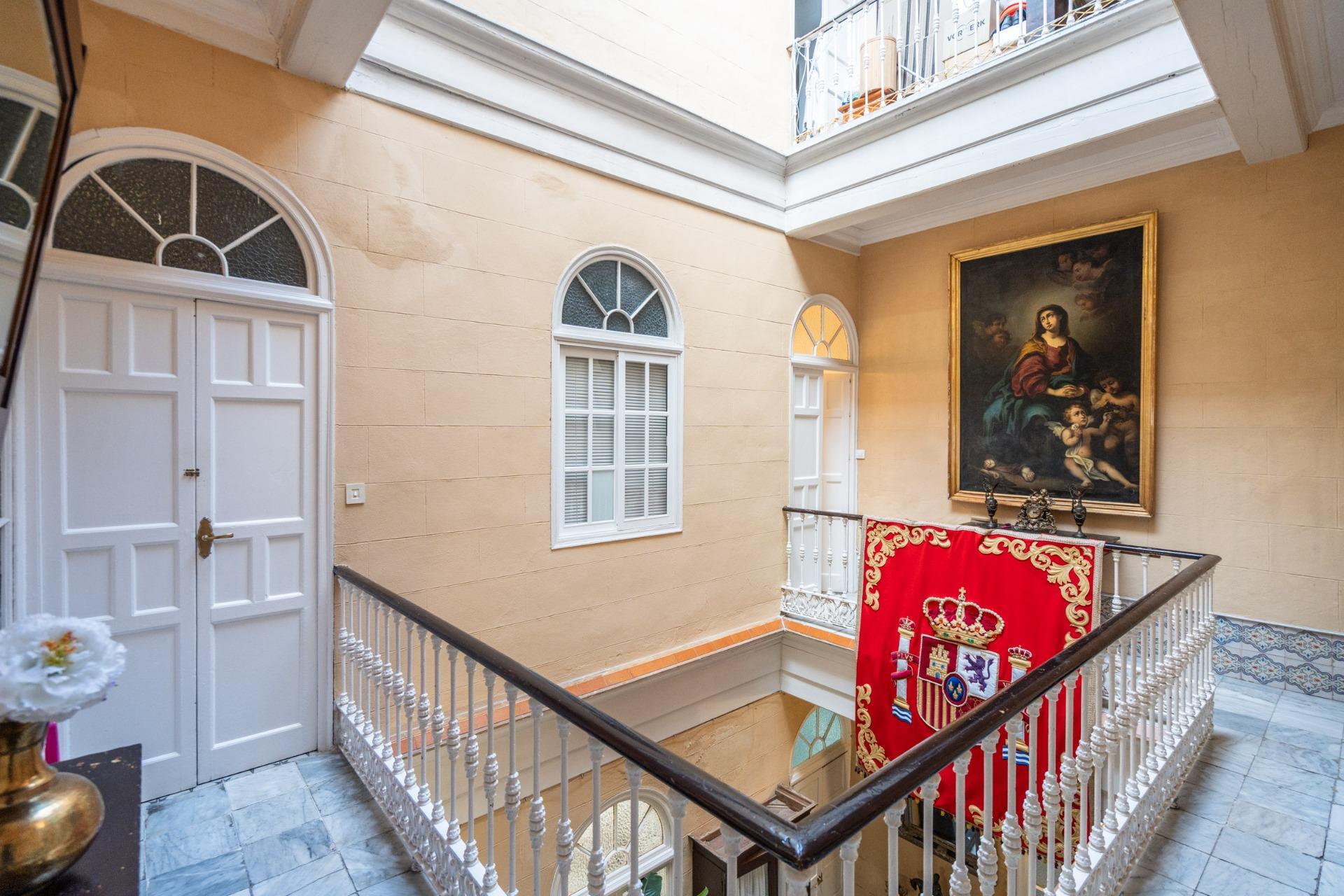 32-31 ^**^ESPECTACULAR CASA PALACIO HISTÓRICA EN EL CORAZÓN DE JEREZ^**^ En pleno corazón histórico de Jerez de la Frontera se presenta esta magnífica casa palacio levantada a finales del siglo XIX. Si