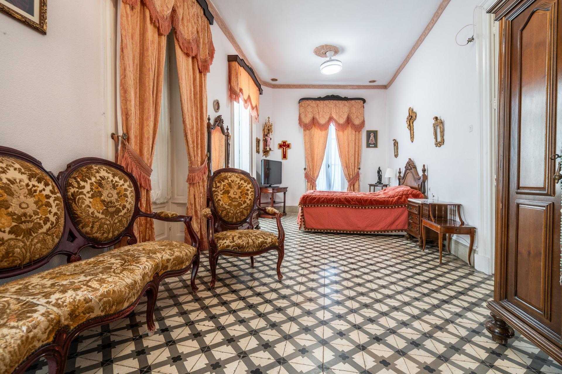 32-32 ^**^ESPECTACULAR CASA PALACIO HISTÓRICA EN EL CORAZÓN DE JEREZ^**^ En pleno corazón histórico de Jerez de la Frontera se presenta esta magnífica casa palacio levantada a finales del siglo XIX. Si