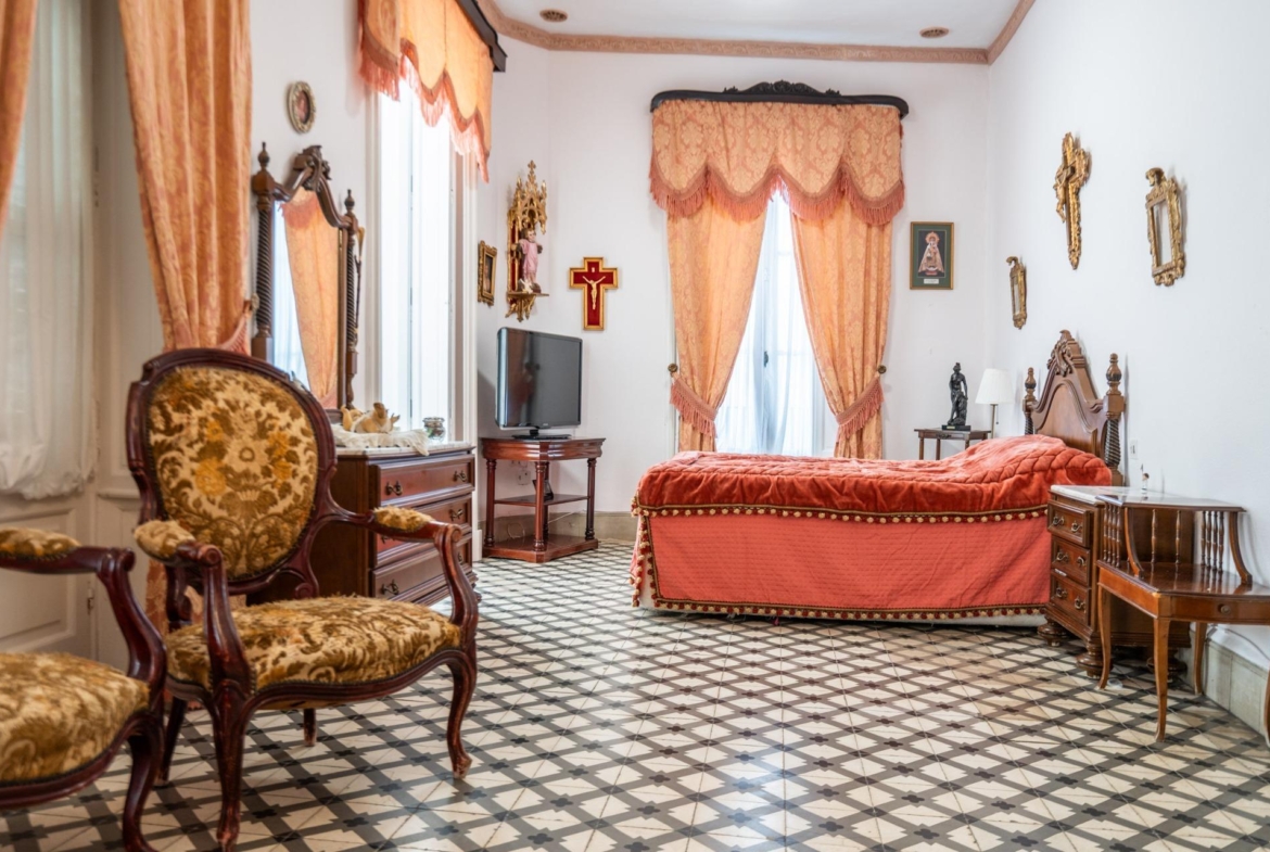 ^**^ESPECTACULAR CASA PALACIO HISTÓRICA EN EL CORAZÓN DE JEREZ^**^ En pleno corazón histórico de Jerez de la Frontera se presenta esta magnífica casa palacio levantada a finales del siglo XIX. Si