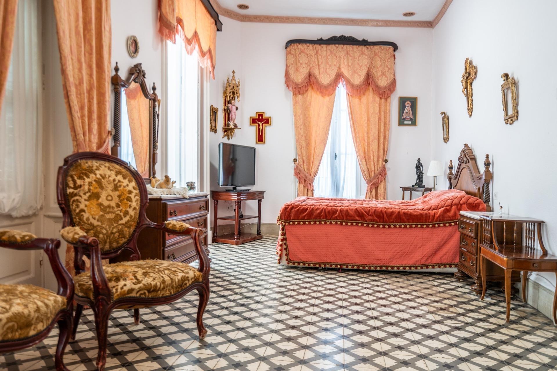 32-33 ^**^ESPECTACULAR CASA PALACIO HISTÓRICA EN EL CORAZÓN DE JEREZ^**^ En pleno corazón histórico de Jerez de la Frontera se presenta esta magnífica casa palacio levantada a finales del siglo XIX. Si