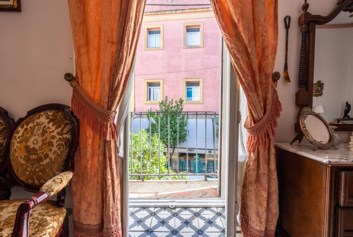 ^**^ESPECTACULAR CASA PALACIO HISTÓRICA EN EL CORAZÓN DE JEREZ^**^ En pleno corazón histórico de Jerez de la Frontera se presenta esta magnífica casa palacio levantada a finales del siglo XIX. Si