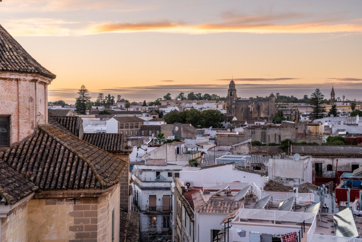 ^**^ESPECTACULAR CASA PALACIO HISTÓRICA EN EL CORAZÓN DE JEREZ^**^ En pleno corazón histórico de Jerez de la Frontera se presenta esta magnífica casa palacio levantada a finales del siglo XIX. Si