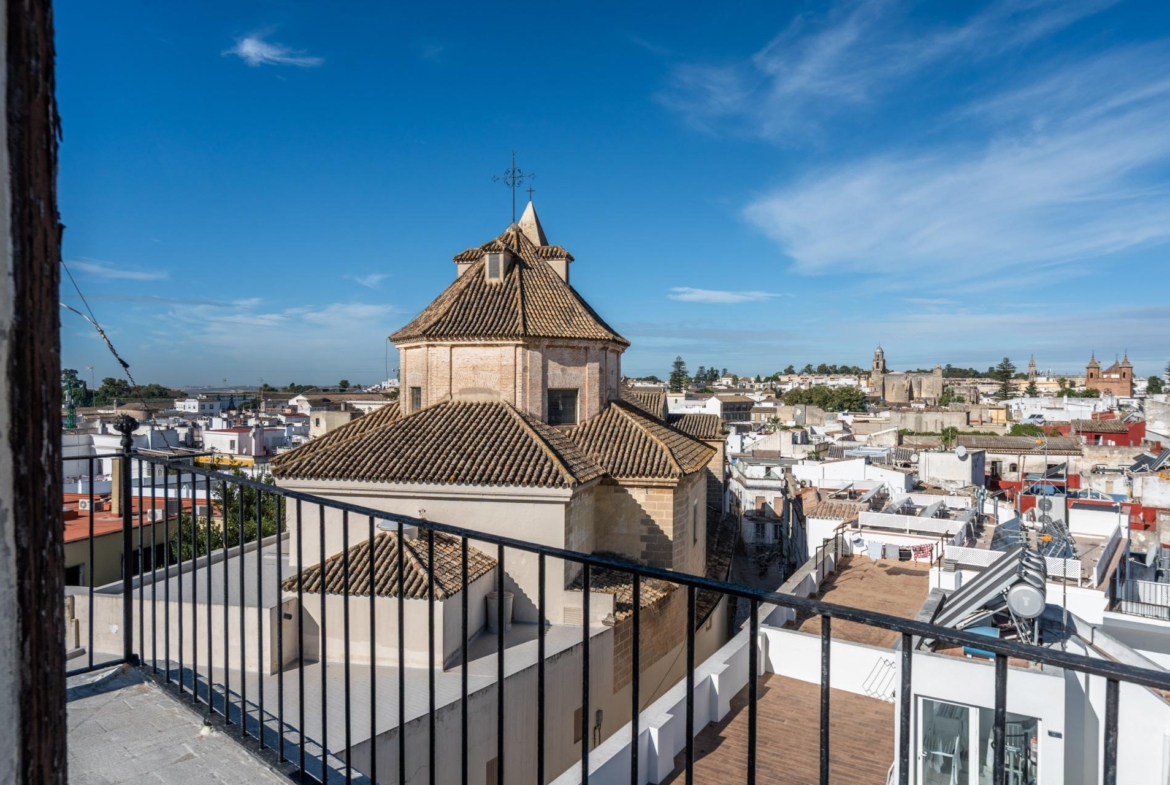 ^**^ESPECTACULAR CASA PALACIO HISTÓRICA EN EL CORAZÓN DE JEREZ^**^ En pleno corazón histórico de Jerez de la Frontera se presenta esta magnífica casa palacio levantada a finales del siglo XIX. Si