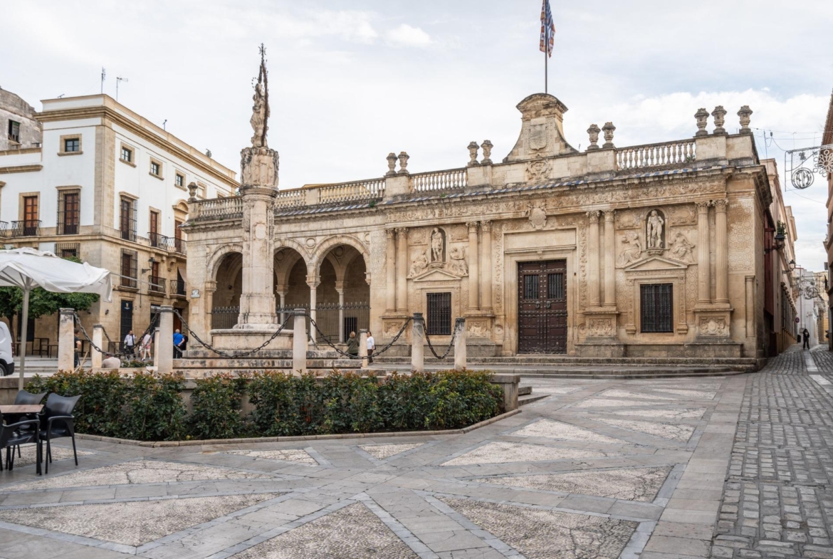 ^**^ESPECTACULAR CASA PALACIO HISTÓRICA EN EL CORAZÓN DE JEREZ^**^ En pleno corazón histórico de Jerez de la Frontera se presenta esta magnífica casa palacio levantada a finales del siglo XIX. Si