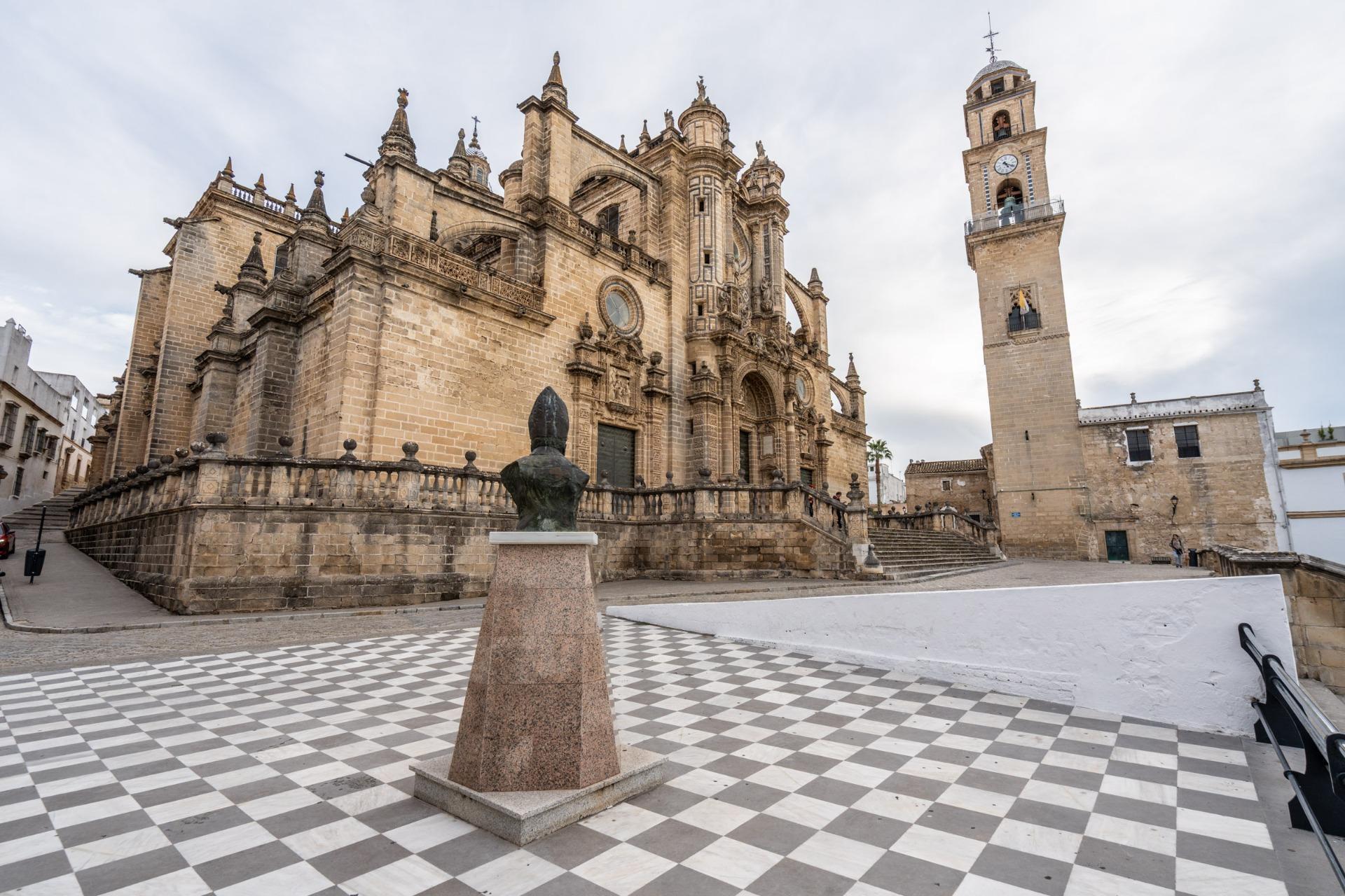 32-43 ^**^ESPECTACULAR CASA PALACIO HISTÓRICA EN EL CORAZÓN DE JEREZ^**^ En pleno corazón histórico de Jerez de la Frontera se presenta esta magnífica casa palacio levantada a finales del siglo XIX. Si