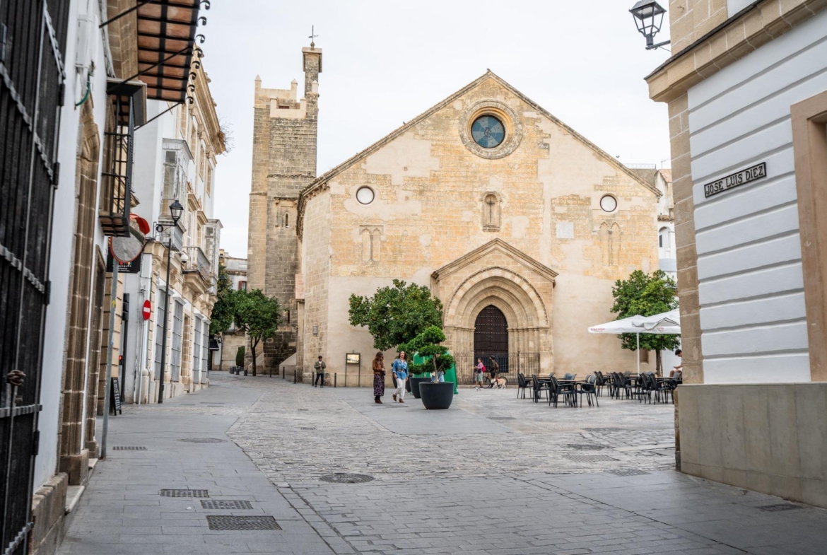 ^**^ESPECTACULAR CASA PALACIO HISTÓRICA EN EL CORAZÓN DE JEREZ^**^ En pleno corazón histórico de Jerez de la Frontera se presenta esta magnífica casa palacio levantada a finales del siglo XIX. Si