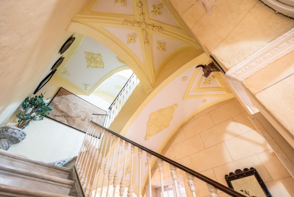 ^**^ESPECTACULAR CASA PALACIO HISTÓRICA EN EL CORAZÓN DE JEREZ^**^ En pleno corazón histórico de Jerez de la Frontera se presenta esta magnífica casa palacio levantada a finales del siglo XIX. Si