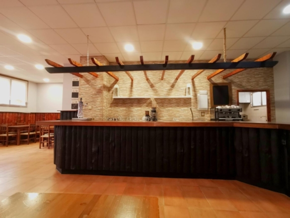 OPORTUNIDAD · LOCAL DE HOSTELERÍA LUMINOSO Y CON SALIDA DE GASES EN VIGO