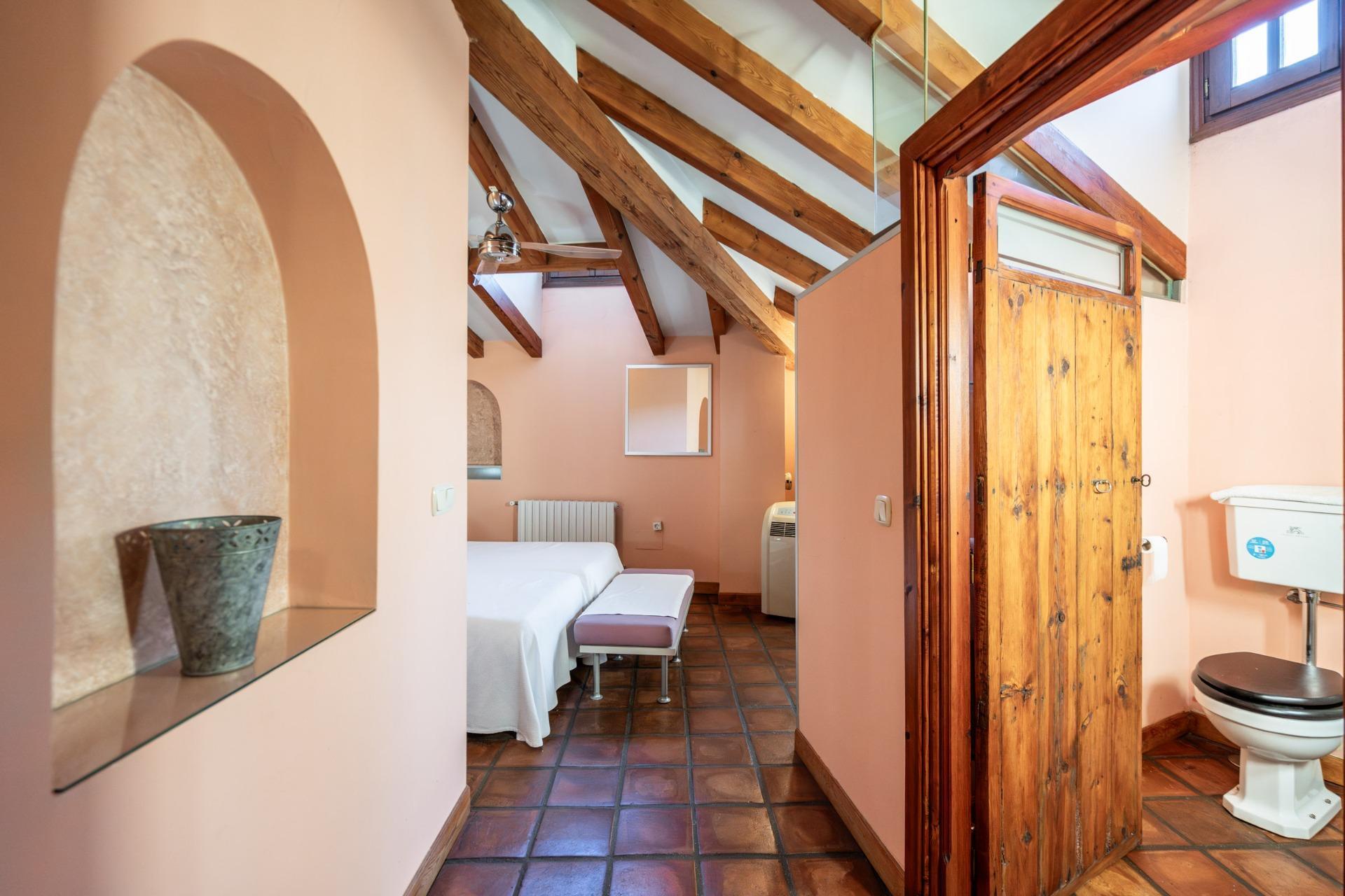 25-12 HOTEL RURAL POSADA EN PALACETE DEL SIGLO XVIII CON RESTAURANTE Exclusiva oportunidad de inversión en un hotel rural con restaurante, ubicado en un palacete original del siglo XVIII, un edificio con