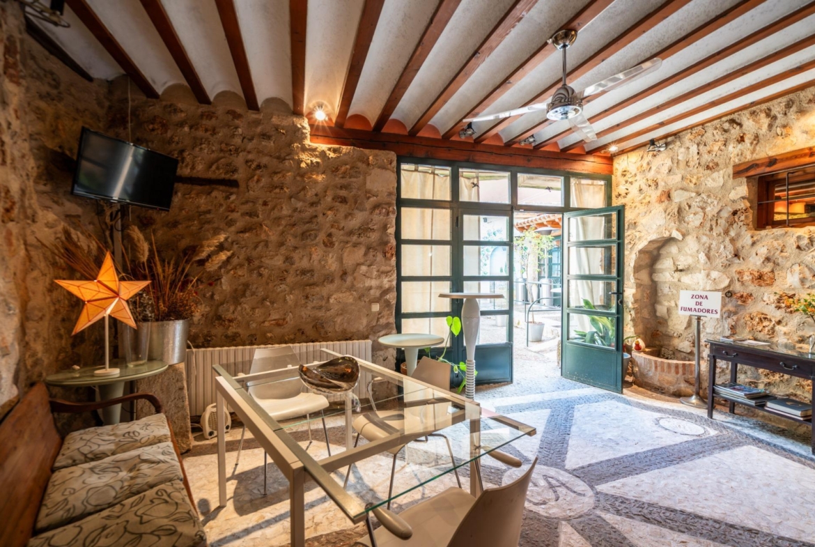 HOTEL RURAL POSADA EN PALACETE DEL SIGLO XVIII CON RESTAURANTE  Exclusiva oportunidad de inversión en un hotel rural con restaurante, ubicado en un palacete original del siglo XVIII, un edificio con