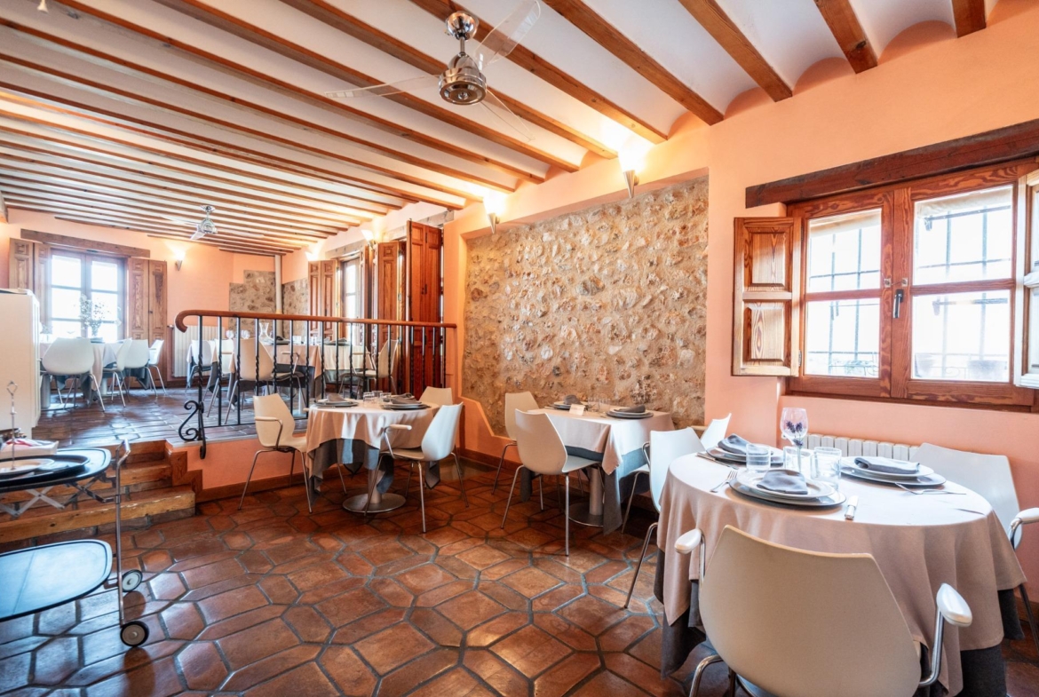 HOTEL RURAL POSADA EN PALACETE DEL SIGLO XVIII CON RESTAURANTE  Exclusiva oportunidad de inversión en un hotel rural con restaurante, ubicado en un palacete original del siglo XVIII, un edificio con