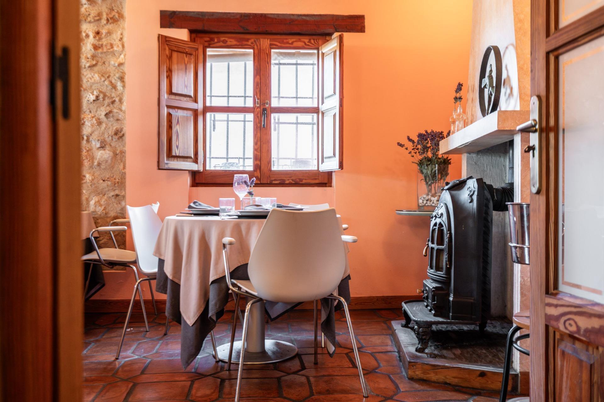 25-40 HOTEL RURAL POSADA EN PALACETE DEL SIGLO XVIII CON RESTAURANTE Exclusiva oportunidad de inversión en un hotel rural con restaurante, ubicado en un palacete original del siglo XVIII, un edificio con