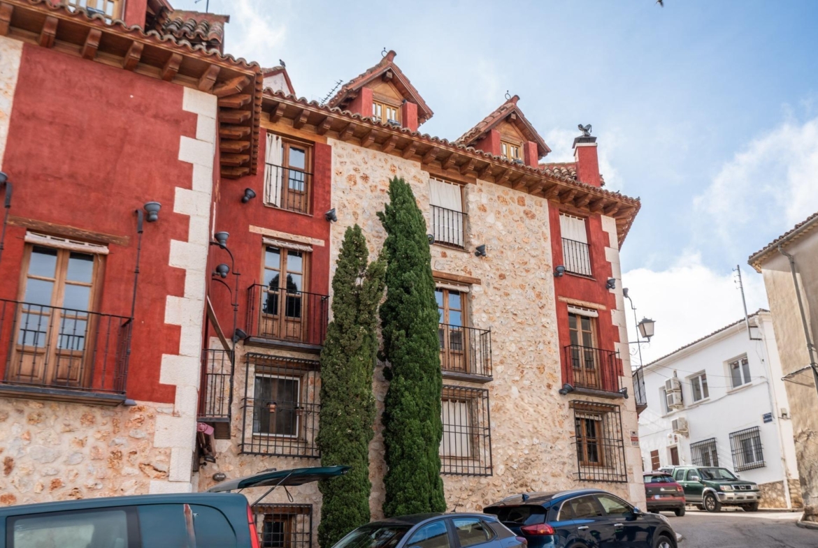 HOTEL RURAL POSADA EN PALACETE DEL SIGLO XVIII CON RESTAURANTE  Exclusiva oportunidad de inversión en un hotel rural con restaurante, ubicado en un palacete original del siglo XVIII, un edificio con