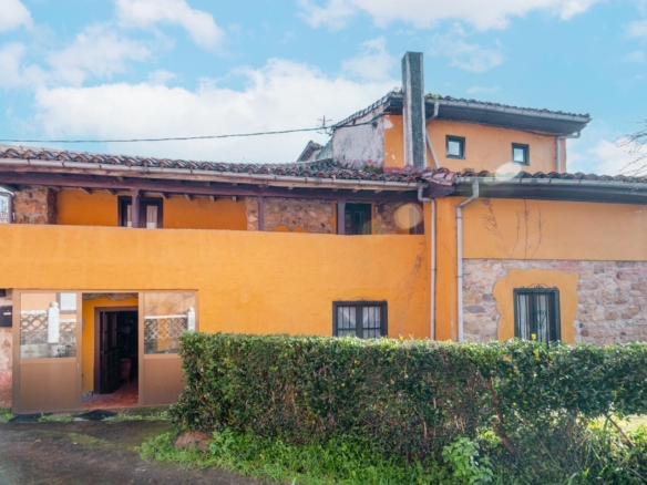 Casa típica asturiana con historia y gran potencial en Soto de Dueñas (Parres)