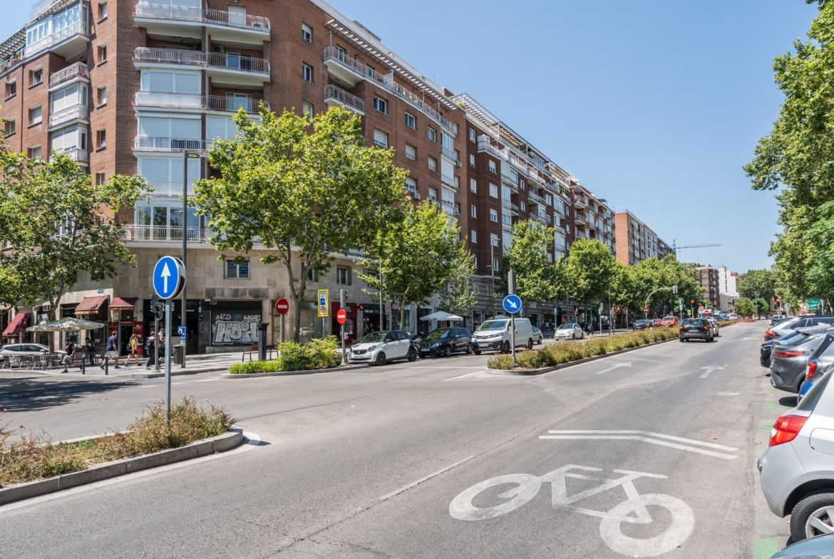 ^**^IMPRESIONANTE LOCAL EN ALQUILER EN ZONA CASTELLANA^**^  Ponemos a tu disposición un espacio excepcional ubicado en una de las zonas más cotizadas de Madrid. Se trata de un local prime de más de