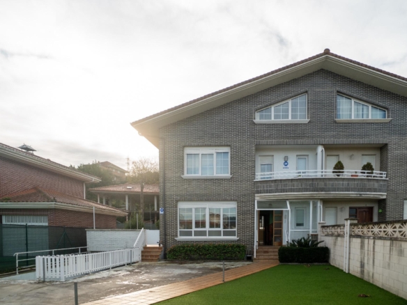 CHALET PAREADO CON JARDIN EN LAREDO