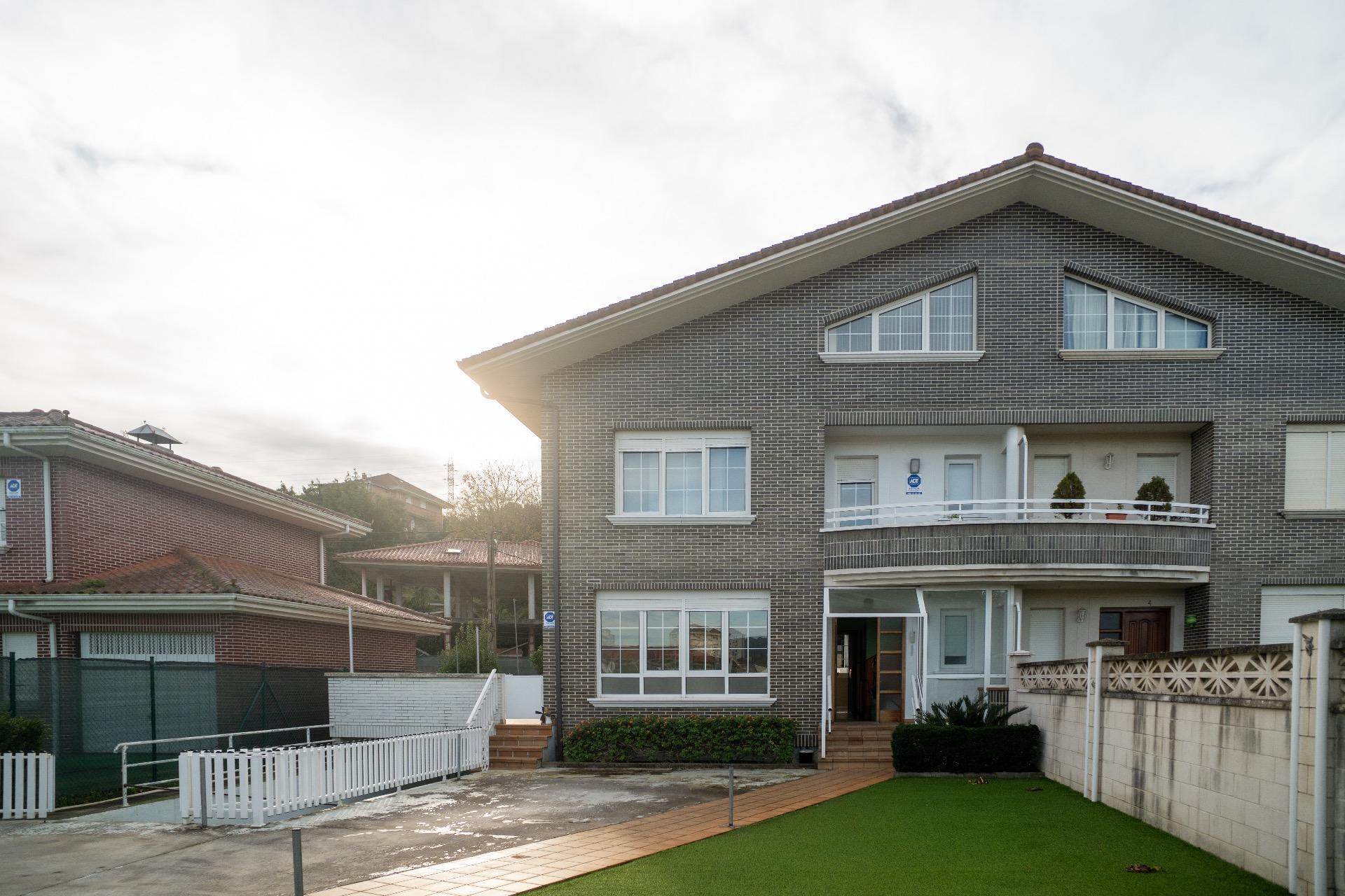7-3 CHALET PAREADO CON JARDIN EN LAREDO
