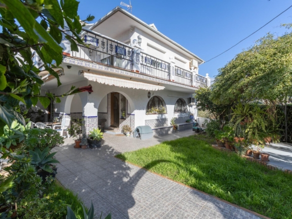 Donde Empiezan las Grandes Historias Familiares: Chalet Independiente con Parcela, Piscina y Barbacoa en Churriana